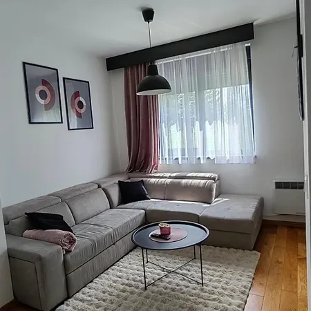 Theos-titova Apartman *